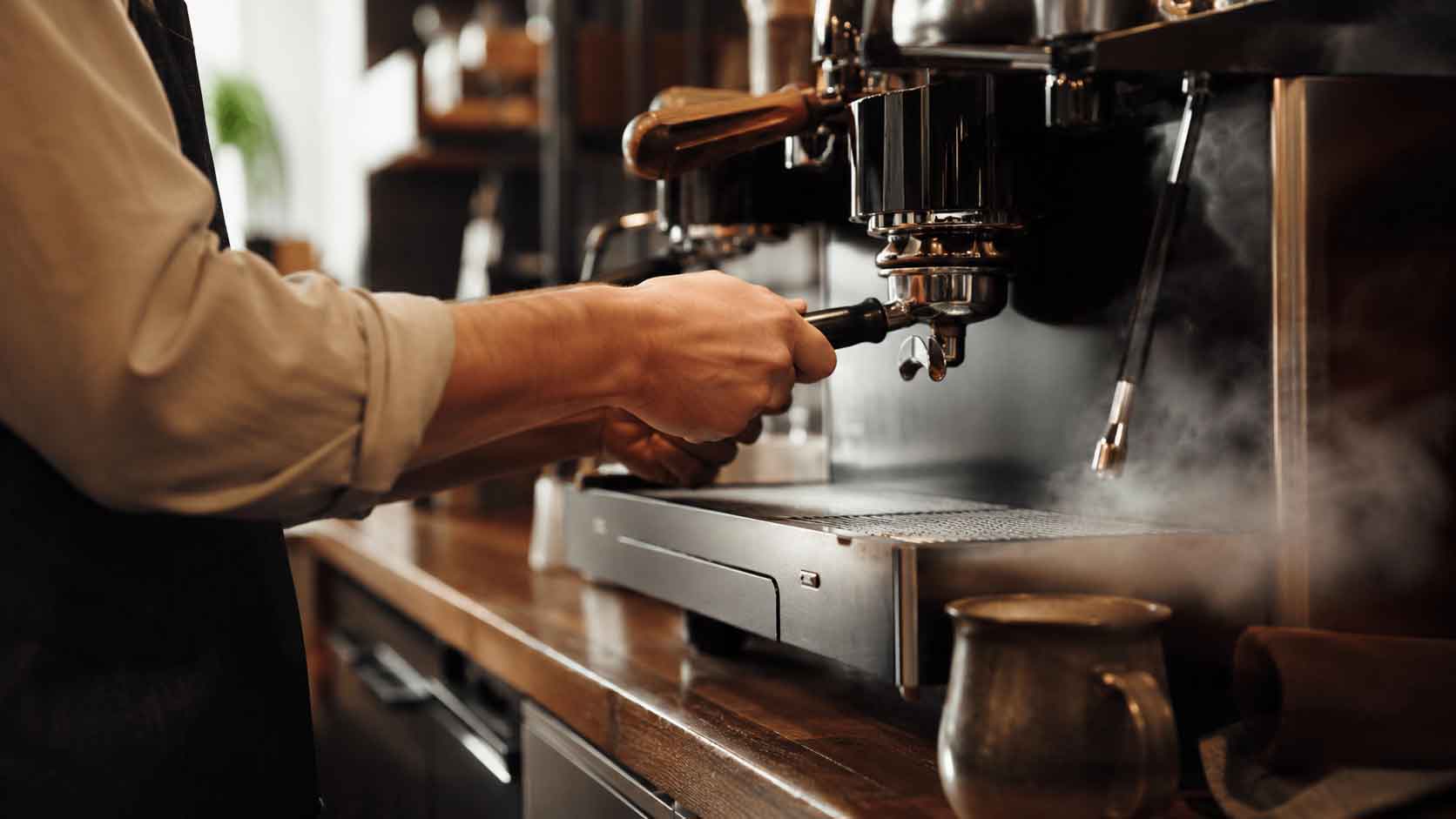 Preparando café de especialidad en una cafetería